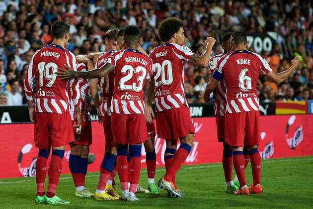 (220830) -- VALENCIA, Aug. 30, 2022 -- Players of Atletico de Madrid celebrate a goal during a La Liga Santander match between Atletico de Madrid and Valencia CF in Valencia, Spain, on Aug. 29, 2022. ( Xinhua) (SP)SPAIN-BARCELONA-FOOTBALL-SPANISH LEAGUE-ATLETICO DE MADRID VS VALENCIA CF str 