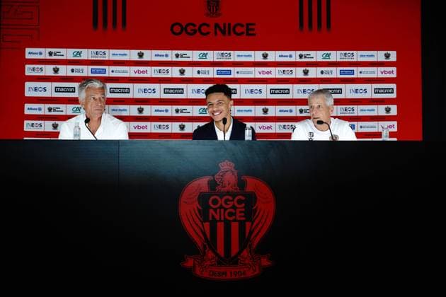 Jean Pierre Rivere (president de l OGC Nice) - Sofiane Diop (OGC Nice) - Lucien Favre (entraineur de l OGC Nice) FOOTBALL : PrÃ sentation de Sofiane Diop - Nice - 30 08 2022 NorbertScanella Panoramic 