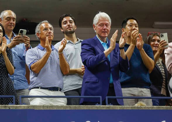 US Open Feature, Ex Praesident Bill Clinton in einer VIP Loge Tennis - US Open 2022 - Grand Slam - Billie Jean King Tennis Center - New York - New York - USA - 29 August 2022. Copyright: xJuergenxHasenkopfx