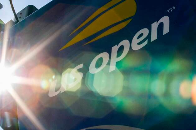 Sport Bilder des Tages TENNIS - ATP, Tennis Herren US Open 2022 NEW YORK CITY,NEW YORK,USA,30.AUG.22 - TENNIS - ATP World Tour, US Open, Grand Slam, Flushing Meadows. Image shows a feature with a flag.  GEPAxpictures xPatrickxSteiner
