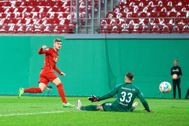 Sport Themen der Woche KW35 Sport Bilder des Tages 30.08.2022, xtgx, Fussball DFB Pokal 1. Runde, RB Leipzig - FC Teutonia 05 Ottensen emspor, v.l. Timo Werner (Leipzig) schiesst Tor, Torschuetze, erzielt Tor, Treffer, scores the goal 1:0 (DFL DFB REGULATIONS PROHIBIT ANY USE OF PHOTOGRAPHS as IMAGE SEQUENCES and or QUASI-VIDEO) Leipzig *** 30 08 2022, xtgx, football DFB Pokal 1 round, RB Leipzig FC Teutonia 05 Ottensen emspor, v l Timo Werner Leipzig shoots goal, goal scorer, scores the goal 1 0 DFL DFB REGULATIONS PROHIBIT ANY USE OF PHOTOGRAPHS as IMAGE SEQUENCES and or QUASI VIDEO Leipzig