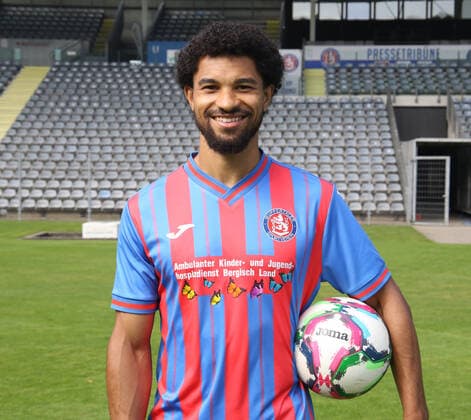 Regionallioga West, Saison 2022 - 2023, Fototermin Wuppertaler SV, 31.08.2022 -- Noah Salau ( Wuppertaler SV ) Porträt mit Ball