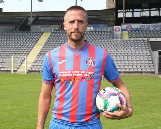 Regionallioga West, Saison 2022 - 2023, Fototermin Wuppertaler SV, 31.08.2022 -- Marco Stiepermann ( Wuppertaler SV ) Porträt mit Ball
