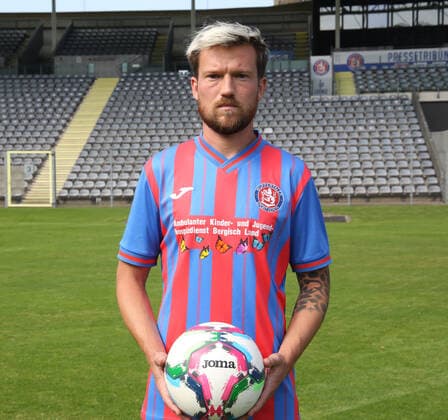 Regionallioga West, Saison 2022 - 2023, Fototermin Wuppertaler SV, 31.08.2022 -- Bastian Müller ( Wuppertaler SV ) Porträt mit Ball