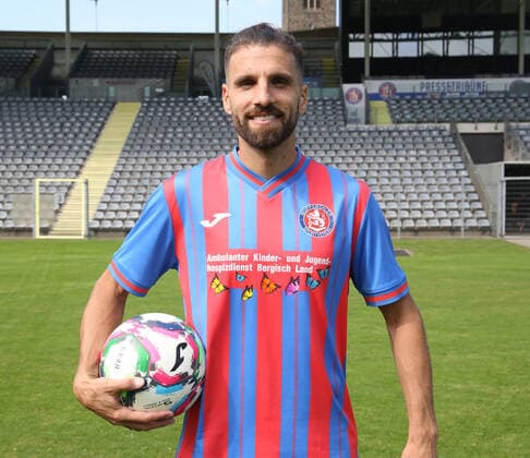 Regionallioga West, Saison 2022 - 2023, Fototermin Wuppertaler SV, 31.08.2022 -- Porträt mit Ball