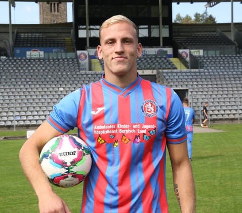 Regionallioga West, Saison 2022 - 2023, Fototermin Wuppertaler SV, 31.08.2022 -- Durim Berisha ( Wuppertaler SV) Porträt mit Ball