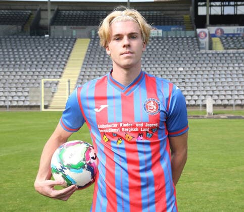 Regionallioga West, Saison 2022 - 2023, Fototermin Wuppertaler SV, 31.08.2022 -- Lewin Alexander DHome ( Wuppertaler SV ) Porträt mit Ball