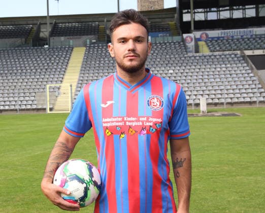 Regionallioga West, Saison 2022 - 2023, Fototermin Wuppertaler SV, 31.08.2022 -- Oktay Dal ( Wuppertaler SV ) Porträt mit Ball