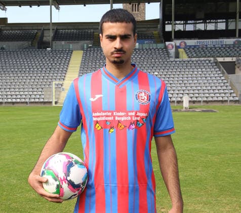 Regionallioga West, Saison 2022 - 2023, Fototermin Wuppertaler SV, 31.08.2022 -- Giulio Multari ( Wuppertaler SV ) Porträt mit Ball