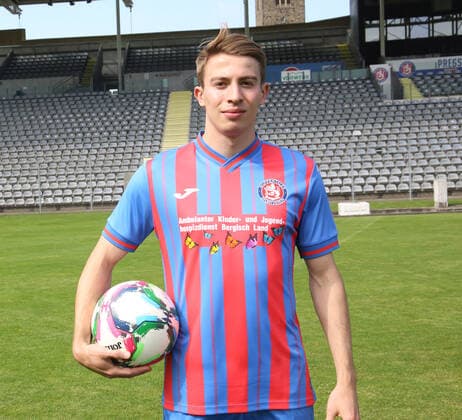 Regionallioga West, Saison 2022 - 2023, Fototermin Wuppertaler SV, 31.08.2022 -- Lukas Demming ( Wuppertaler SV ) Porträt mit Ball