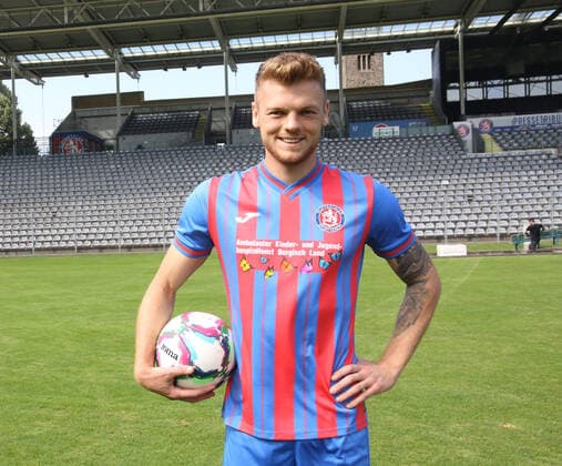 Regionallioga West, Saison 2022 - 2023, Fototermin Wuppertaler SV, 31.08.2022 -- Lion Schweers ( Wuppertaler SV ) Porträt mit Ball