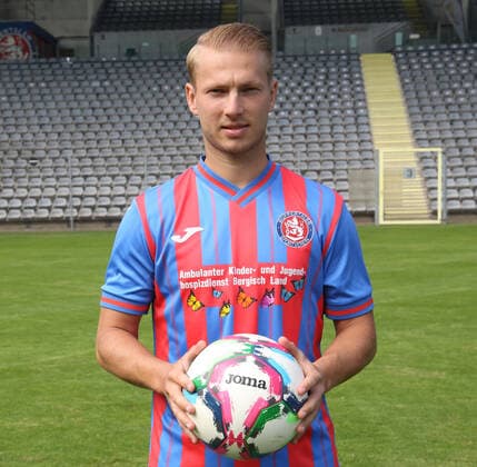Regionallioga West, Saison 2022 - 2023, Fototermin Wuppertaler SV, 31.08.2022 -- Philipp Hanke ( Wuppertaler SV ) Porträt mit Ball