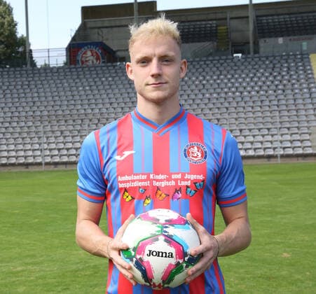 Regionallioga West, Saison 2022 - 2023, Fototermin Wuppertaler SV, 31.08.2022 -- Tobias Peitz ( Wuppertaler SV ) Porträt mit Ball
