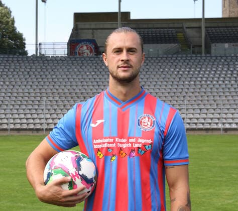 Regionallioga West, Saison 2022 - 2023, Fototermin Wuppertaler SV, 31.08.2022 -- Nick Galle ( Wuppertaler SV ) Porträt mit Ball