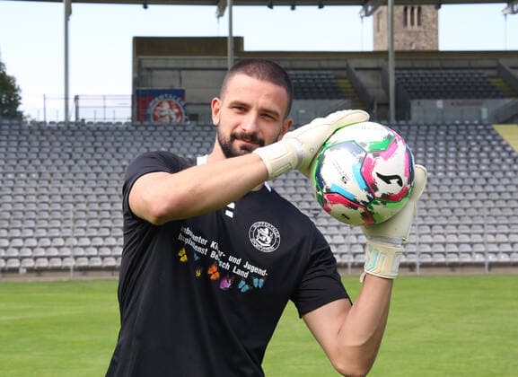 Regionallioga West, Saison 2022 - 2023, Fototermin Wuppertaler SV, 31.08.2022 -- Franz Langhoff ( Wuppertaler SV ) Porträt mit Ball