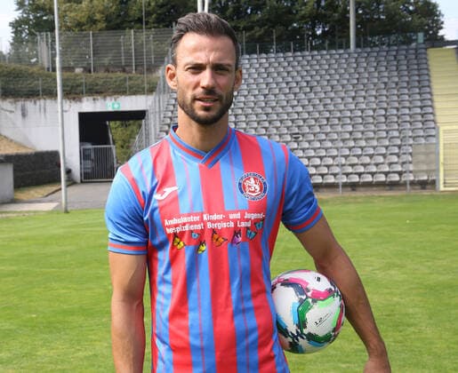 Regionallioga West, Saison 2022 - 2023, Fototermin Wuppertaler SV, 31.08.2022 -- Roman Prokoph ( Wuppertaler SV ) Porträt mit Ball
