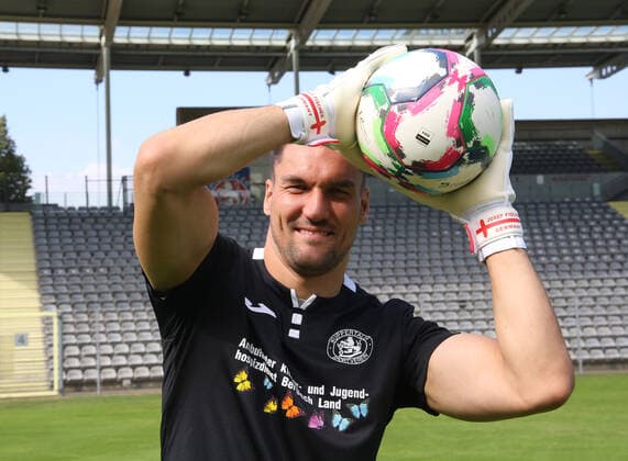 Regionallioga West, Saison 2022 - 2023, Fototermin Wuppertaler SV, 31.08.2022 -- Sebastian Patzler ( Wuppertaler SV ) Porträt mit Ball