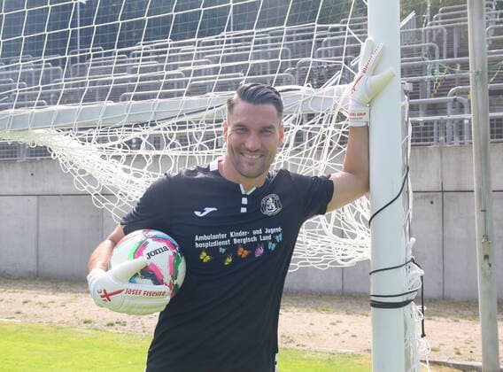 Regionallioga West, Saison 2022 - 2023, Fototermin Wuppertaler SV, 31.08.2022 -- Sebastian Patzler ( wuppertaler SV ) Porträt mit Ball