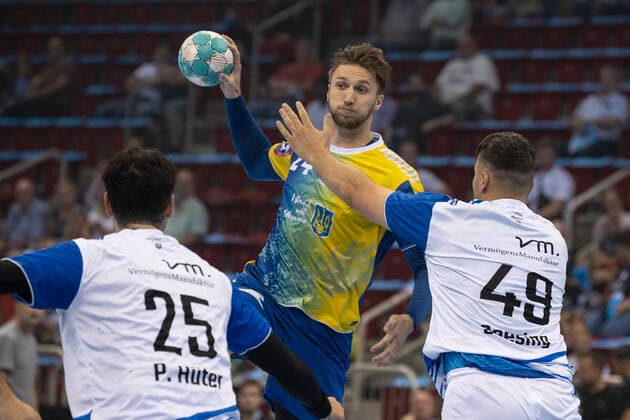 Sport Themen der Woche KW35 Handballl: 2. Bundesliga, 1. Spieltag, HK Motor Zaporizhzhia - TSV Bayer Dormagen am 31.08.2022 in Düsseldorf (Nordrhein-Westfalen). Zaporizhzhias Dmytro Horiha (am Ball) gegen Dormagens Patrick Hüter (links) und Aron Seesing *** Handballl 2 Bundesliga, 1 matchday, HK Motor Zaporizhzhia TSV Bayer Dormagen on 31 08 2022 in Düsseldorf North Rhine Westphalia Zaporizhzhias Dmytro Horiha on the ball against Dormagens Patrick Hüter left and Aron Seesing Copyright: xKirchner MarcoxSteinbrennerx
