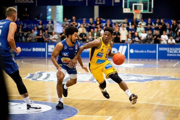 Sport Themen der Woche KW35 Ben Shungu (MHP Riesen Ludwigsburg 8) im Zweikampf mit Otis Livingston II (HAKRO Merlins Crailsheim 7), GER, HAKRO Merlins Crailsheim vs. MHP Riesen Ludwigsburg, BBL Basketball Bundesliga Testspiel, 31.08.2022, Spielzeit 2022 2023 GER, HAKRO Merlins Crailsheim vs. MHP Riesen Ludwigsburg, BBL Basketball Bundesliga Testspiel, 31.08.2022, Spielzeit 2022 2023 Crailsheim *** Ben Shungu MHP Riesen Ludwigsburg 8 in duel with Otis Livingston II HAKRO Merlins Crailsheim 7 , GER, HAKRO Merlins Crailsheim vs MHP Riesen Ludwigsburg, BBL Basketball Bundesliga Testspiel, 31 08 2022, Spielzeit 2022 2023 GER, HAKRO Merlins Crailsheim vs MHP Riesen Ludwigsburg, BBL Basketball Bundesliga Testspiel, 31 08 2022, Spielzeit 2022 2023 Crailsheim Copyright: xEibner Memmlerx EP_MMR