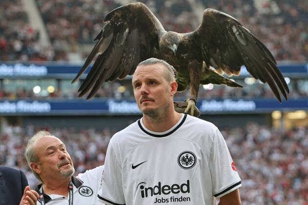 Bilder des Jahres 2022, Sport 09 September Bilder des Jahres 2022, Sport 08 August Sport Themen der Woche KW35 Sport Bilder des Tages Alex Meier und Attila das Eintrachtmaskottchen , Abschiedsspiel Alex Meier Fussballgott, Thanks a Lot, Fußballgott, Abschiedsspiel, AMFG14, 31.08.2022, Eintracht Frankfurt - *** Alex Meier and Attila the Eintracht mascot , Farewell match Alex Meier soccer god, Thanks a Lot, soccer god, farewell match, AMFG14, 31 08 2022, Eintracht Frankfurt