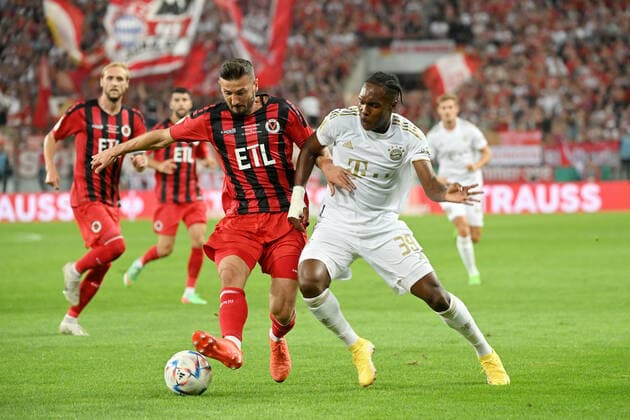 Sport Themen der Woche KW35 Sport Bilder des Tages Koeln, Rheinenergiestadion, 31.08.22, GER, Herren, DFB-Pokal, 1.Runde, Saison 2022-2023, Viktoria Koeln - FC Bayern Muenchen Bild: v. li. im Zweikampf Patrick Koronkiewicz (Viktoria Koeln) und Mathys Tel (Bayern) Nur fuer journalistische Zwecke! Only for editorial use! Gemaess den Vorgaben der DFL Deutsche Fußball Liga ist es untersagt, in dem Stadion und oder vom Spiel angefertigte Fotoaufnahmen in Form von Sequenzbildern und oder videoaehnlichen Fotostrecken zu verwerten bzw. verwerten zu lassen. DFL regulations prohibit any use of photographs as image sequences and or quasi-video. Nordrhein-Westfalen Deutschland *** Koeln, Rheinenergiestadion, 31 08 22, GER, Herren, DFB Pokal, 1 Runde, Saison 2022 2023, Viktoria Koeln FC Bayern Muenchen Bild v li im Zweikampf Patrick Koronkiewicz Viktoria Koeln und Mathys Tel Bayern Nur fuer journalistische Zwecke Only for editorial use According to the regulations of the DFL Deutsche Fußball Liga it is prohibited, DFL regulations prohibit any use of photographs as image sequences and or quasi video North Rhine Westphalia Germany