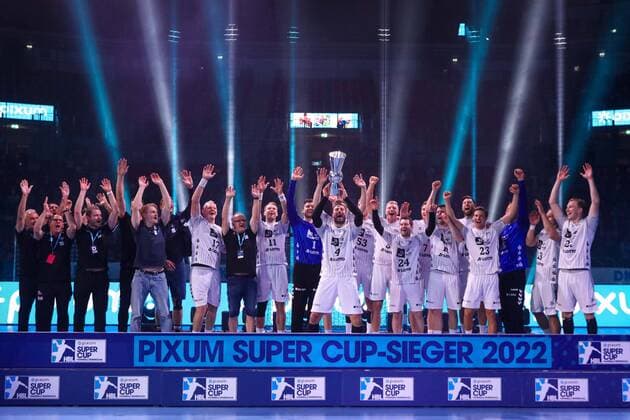 Bilder des Jahres 2022, Sport 08 August Sport Themen der Woche KW35 Pixum Supercup 2022 SC Magdeburg gegen THW Kiel, 31.08.2022 THW Kiel wird Pixum Super Cup Sieger 2022 - Pixum Supercup 2022 SC Magdeburg gegen THW Kiel 31.08.2022 in Düsseldorf. *** Pixum Supercup 2022 SC Magdeburg vs THW Kiel, 31 08 2022 THW Kiel becomes Pixum Super Cup winner 2022 Pixum Supercup 2022 SC Magdeburg vs THW Kiel 31 08 2022 in Dusseldorf Copyright: xBEAUTIFULxSPORTS KennyxBeelex