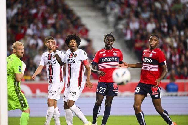 Mohamed Bayo (LOSC) vs Kasper Schmeichel (Nice) Dante (Nice) FOOTBALL : Lille vs Nice - Ligue1 - 31 08 2022 JBAutissier Panoramic 