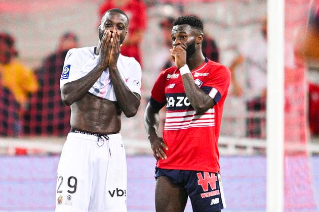 Jonathan Bamba (LOSC) et Nicolas Pepe (Nice) en pleine discussion en fin de match FOOTBALL : Lille vs Nice - Ligue1 - 31 08 2022 JBAutissier Panoramic 