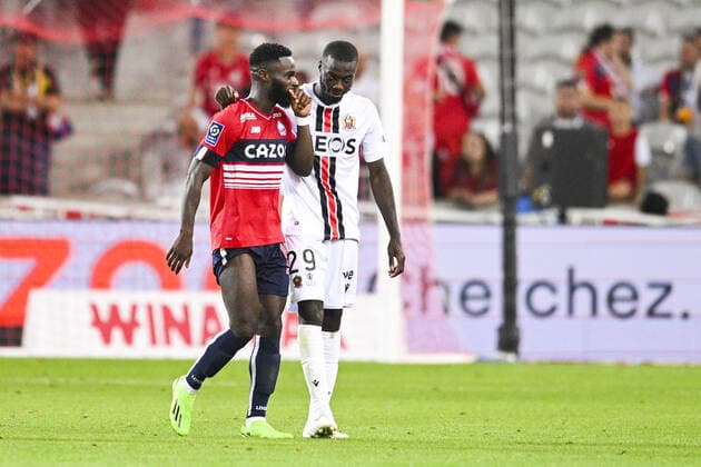 Jonathan Bamba (LOSC) et Nicolas Pepe (Nice) en pleine discussion en fin de match FOOTBALL : Lille vs Nice - Ligue1 - 31 08 2022 JBAutissier Panoramic 