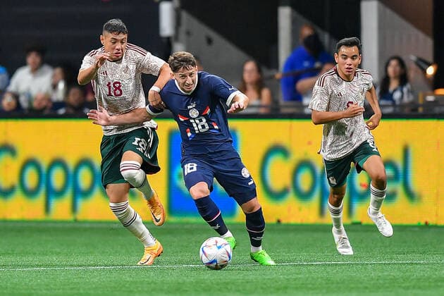 ATLANTA, GA Ã AUGUST 31: Paraguay midfielder Matias Galarza (18) moves with the ball in traffic during the International Friendly, LÃ¤nderspiel, Nationalmannschaft match between Paraguay and Mexico on August 31st, 2022 at Mercedes-Benz Stadium in Atlanta, GA. (Photo by Rich von Biberstein Icon Sportswire) SOCCER: AUG 31 Mexico v Paraguay Icon210831034