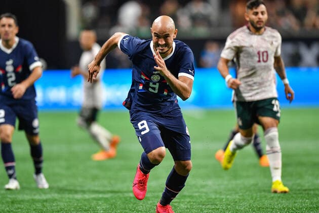 ATLANTA, GA Ã AUGUST 31: Paraguay forward Carlos Gonzalez (9) races to the ball during the International Friendly, LÃ¤nderspiel, Nationalmannschaft match between Paraguay and Mexico on August 31st, 2022 at Mercedes-Benz Stadium in Atlanta, GA. (Photo by Rich von Biberstein Icon Sportswire) SOCCER: AUG 31 Mexico v Paraguay Icon210831020