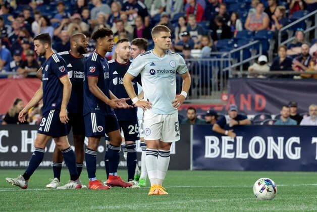 FOXBOROUGH, MA - AUGUST 31: Chicago Fire FC right winger Chris Mueller (8) waits to take a penalty kick during a match between the New England Revolution and the Chicago Fire FC on August 31, 2022, at Gillette Stadium in Foxborough, Massachusetts. (Photo by Fred Kfoury III Icon Sportswire) SOCCER: AUG 31 MLS, Fussball Herren, USA - Chicago Fire at New England Revolution Icon482220831003