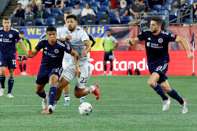 FOXBOROUGH, MA - AUGUST 31: Chicago Fire FC center back Mauricio Pineda (22) slows down New England Revolution midfielder Damian Rivera (72) during a match between the New England Revolution and the Chicago Fire FC on August 31, 2022, at Gillette Stadium in Foxborough, Massachusetts. (Photo by Fred Kfoury III Icon Sportswire) SOCCER: AUG 31 MLS, Fussball Herren, USA - Chicago Fire at New England Revolution Icon482220831033
