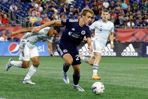 FOXBOROUGH, MA - AUGUST 31: New England Revolution midfielder Noel Buck (29) moves the ball wide during a match between the New England Revolution and the Chicago Fire FC on August 31, 2022, at Gillette Stadium in Foxborough, Massachusetts. (Photo by Fred Kfoury III Icon Sportswire) SOCCER: AUG 31 MLS, Fussball Herren, USA - Chicago Fire at New England Revolution Icon482220831010