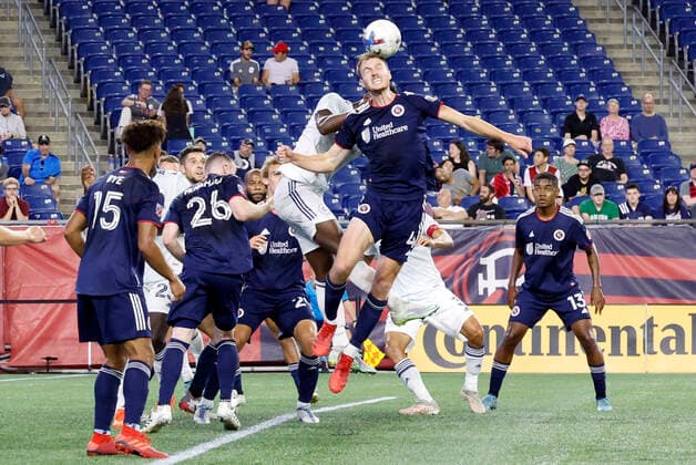 FOXBOROUGH, MA - AUGUST 31: New England Revolution defender Henry Kessler (4) heads the ball away during a match between the New England Revolution and the Chicago Fire FC on August 31, 2022, at Gillette Stadium in Foxborough, Massachusetts. (Photo by Fred Kfoury III Icon Sportswire) SOCCER: AUG 31 MLS, Fussball Herren, USA - Chicago Fire at New England Revolution Icon482220831022