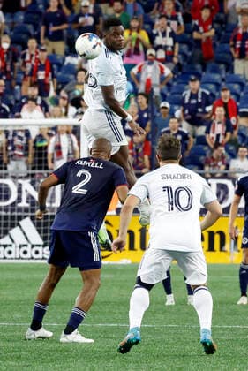 FOXBOROUGH, MA - AUGUST 31: Chicago Fire FC center forward Jhon Duran (26) heads the ball to right winger Xherdan Shaqiri (10) during a match between the New England Revolution and the Chicago Fire FC on August 31, 2022, at Gillette Stadium in Foxborough, Massachusetts. (Photo by Fred Kfoury III Icon Sportswire) SOCCER: AUG 31 MLS, Fussball Herren, USA - Chicago Fire at New England Revolution Icon482220831030
