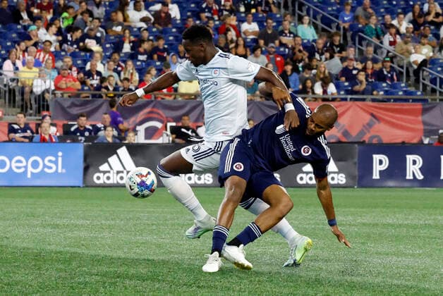 FOXBOROUGH, MA - AUGUST 31: Chicago Fire FC center forward Jhon Duran (26) fights through New England Revolution defender Andrew Farrell (2) during a match between the New England Revolution and the Chicago Fire FC on August 31, 2022, at Gillette Stadium in Foxborough, Massachusetts. (Photo by Fred Kfoury III Icon Sportswire) SOCCER: AUG 31 MLS, Fussball Herren, USA - Chicago Fire at New England Revolution Icon482220831011