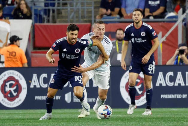 FOXBOROUGH, MA - AUGUST 31: Chicago Fire FC right back Boris Sekulic (2) tries to hold back New England Revolution forward Carles Gil (10) during a match between the New England Revolution and the Chicago Fire FC on August 31, 2022, at Gillette Stadium in Foxborough, Massachusetts. (Photo by Fred Kfoury III Icon Sportswire) SOCCER: AUG 31 MLS, Fussball Herren, USA - Chicago Fire at New England Revolution Icon482220831014