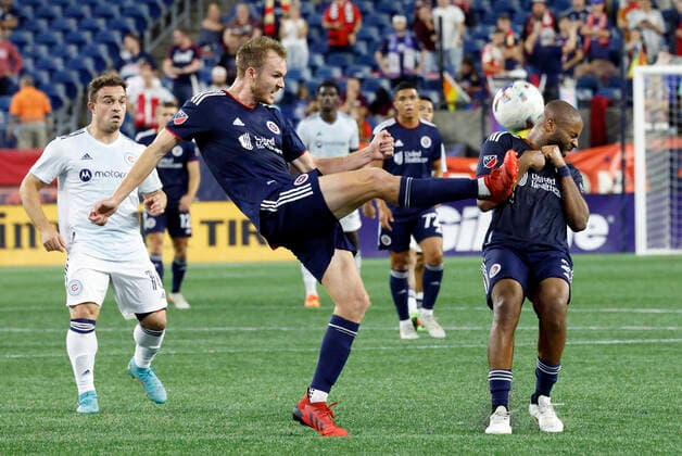 FOXBOROUGH, MA - AUGUST 31: New England Revolution defender Andrew Farrell (2) avoids the clearance from New England Revolution defender Henry Kessler (4) during a match between the New England Revolution and the Chicago Fire FC on August 31, 2022, at Gillette Stadium in Foxborough, Massachusetts. (Photo by Fred Kfoury III Icon Sportswire) SOCCER: AUG 31 MLS, Fussball Herren, USA - Chicago Fire at New England Revolution Icon482220831038