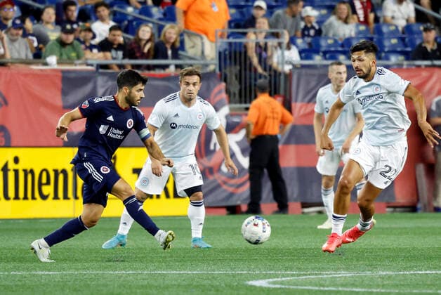 FOXBOROUGH, MA - AUGUST 31: New England Revolution forward Carles Gil (10) plays the ball past Chicago Fire FC center back Mauricio Pineda (22) during a match between the New England Revolution and the Chicago Fire FC on August 31, 2022, at Gillette Stadium in Foxborough, Massachusetts. (Photo by Fred Kfoury III Icon Sportswire) SOCCER: AUG 31 MLS, Fussball Herren, USA - Chicago Fire at New England Revolution Icon482220831039