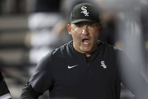 August 31, 2022: Acting Chicago White Sox manager Miguel Cairo urges his players on after an inning-ending double play in the fourth inning against the Kansas City Royals at Guaranteed Rate Field on Wednesday, Aug. 31, 2022, in Chicago. - ZUMAm67_ 0167944394st Copyright: xChrisxSwedax