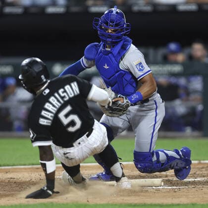 August 31, 2022: Kansas City Royals catcher MJ Melendez prepares to tag out Chicago White Sox baserunner Josh Harrison (5) at home plate in the seventh inning at Guaranteed Rate Field on Wednesday, Aug. 31, 2022, in Chicago. - ZUMAm67_ 0167944395st Copyright: xChrisxSwedax