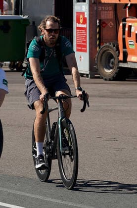 FORMULA 1 HEINEKEN DUTCH GRAND PRIX 2022 01.09.2022, Circuit Park Zandvoort, Zandvoort, FORMULA 1 HEINEKEN DUTCH GRAND PRIX 2022 , im Bild Sebastian Vettel (DEU), Aston Martin Aramco Cognizant Formula One Team kommt mit dem Fahrrad in das Fahrerlager gefahren..
