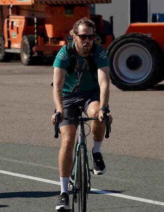 FORMULA 1 HEINEKEN DUTCH GRAND PRIX 2022 01.09.2022, Circuit Park Zandvoort, Zandvoort, FORMULA 1 HEINEKEN DUTCH GRAND PRIX 2022 , im Bild Sebastian Vettel (DEU), Aston Martin Aramco Cognizant Formula One Team kommt mit dem Fahrrad in das Fahrerlager gefahren..