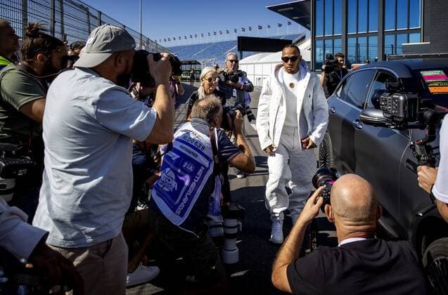 ZANDVOORT - Lewis Hamilton (Mercedes) arrives at the circuit. The GP took place last year in a modified form due to the corona measures. This year, up to 110,000 visitors a day are expected. KOEN VAN WEEL F1 Grand Prix of The Netherlands - Previews 2022 xVIxANPxSportx xxANPxIVx