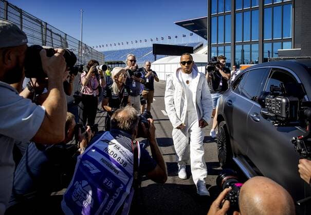 ZANDVOORT - Lewis Hamilton (Mercedes) arrives at the circuit. The GP took place last year in a modified form due to the corona measures. This year, up to 110,000 visitors a day are expected. KOEN VAN WEEL F1 Grand Prix of The Netherlands - Previews 2022 xVIxANPxSportx xxANPxIVx