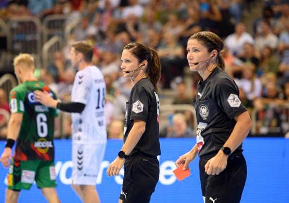 Schiedsrichterinnen Maike MERZ l. und Ihre Schwester Tanja KUTTLER, mit der roten Karte in der Hand, Schiedsrichter, Schiedsrichterin Handball Super Cup 2022, SC Magdeburg (MD) - THW Kiel (KI) 33:36, am 31.08.2022 in Duesseldorf Deutschland. Â