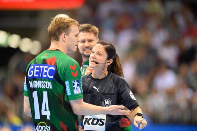 Schiedsrichterin Maike MERZ r. mit Omar Ingi MAGNUSSON (MD) Schiedsrichter, Handball Super Cup 2022, SC Magdeburg (MD) - THW Kiel (KI) 33:36, am 31.08.2022 in Duesseldorf Deutschland. Â