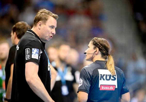 Schiedsrichterin Tanja KUTTLER r. im Gespraech mit Trainer Filip JICHA (KI) Schiedsrichter, Handball Super Cup 2022, SC Magdeburg (MD) - THW Kiel (KI) 33:36, am 31.08.2022 in Duesseldorf Deutschland. Â *** Referee Tanja KUTTLER r talking with coach Filip JICHA KI Referee, Handball Super Cup 2022, SC Magdeburg MD THW Kiel KI 33 36, on 31 08 2022 in Duesseldorf Germany Â